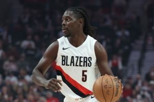 还是定海神针！霍勒迪16中10砍下27分5篮板8助攻2抢断