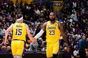 里夫斯：我肯定我们比赛时詹姆斯在家喝着酒 分析他能带来的帮助